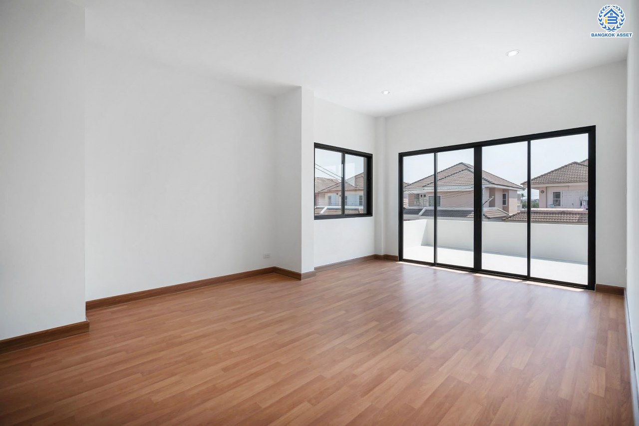 บ้านมือสองตกแต่งใหม่ โครงการ มณธานี บางแค หลังมุม ดีไซน์หรูหรา เนื้อที่ 66.6 ตร.ว. ฟังก์ชัน 3 ห้องนอน 3 ห้องน้ำ จอดรถได้ 2 คัน บนทำเลเดินทางสะดวก เชื่อมต่อหลายเส้นทาง ใกล้เดอะมอลล์บางแค ทางด่วน "กาญจนาภิเษก" และรถไฟฟ้า "สถานีหลักสอง"